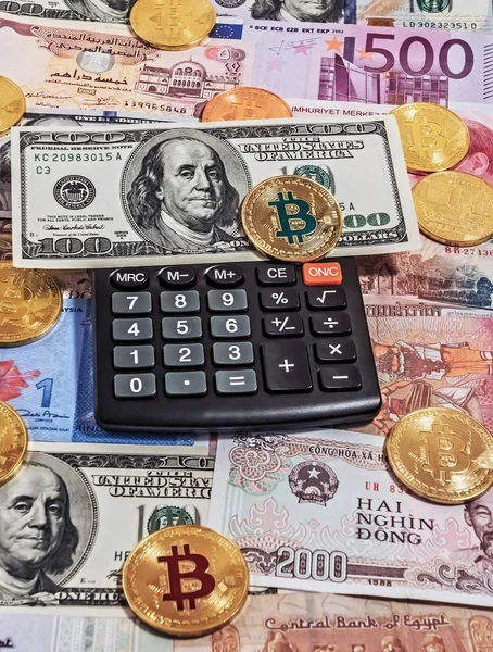 Arany Bitcoin érme fekete elektronikus számológép pénz háttér — Stock Fotó