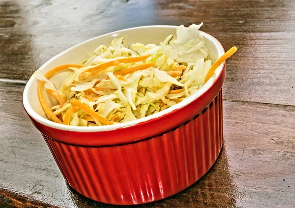 Salade Cabbage houten achtergrond. — Stockfoto