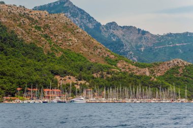 Lüks deniz gemileri yatlar motorbotlar dağlar arka plan S