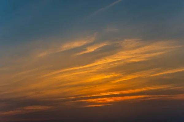 美しい夕日の空熱帯雲 — ストック写真