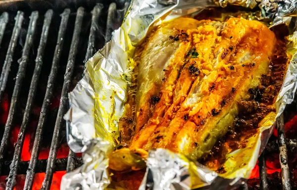 Sea Food grillowanie grilla na folii aluminiowej — Zdjęcie stockowe