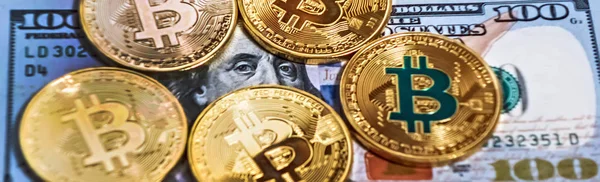 Złota moneta Bitcoin z rachunków dolara U. S. — Zdjęcie stockowe
