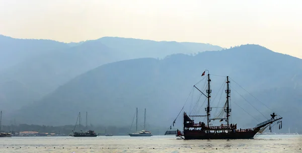 Skały wzgórza i góry statek wycieczkowy tureckie wybrzeże. — Zdjęcie stockowe