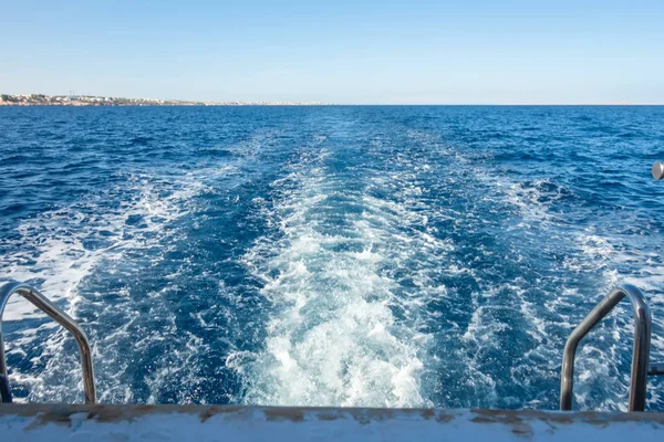 Foam sea trace of the cruiser boat in deep ocean water splash — Stock Photo, Image