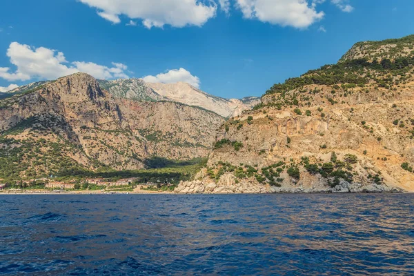 Sommerlandschaft grüne Insel mit Hügeln — Stockfoto