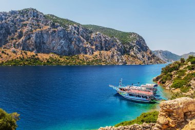 Tepeler ve mavi gökyüzü Kamelya Adası 'nda, Marmaris Tu