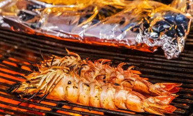 Alüminyum folyo üzerinde Deniz Ürünleri ızgara barbekü