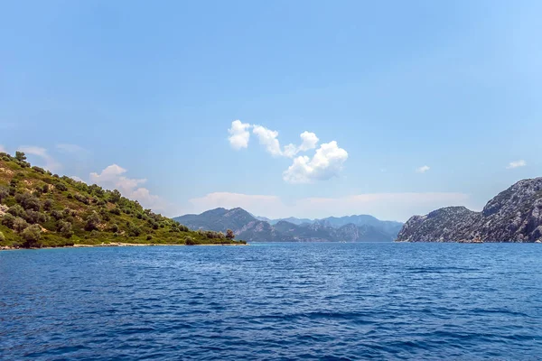 Isola verde con colline Mar Egeo vicino a Marmaris, Turchia — Foto Stock