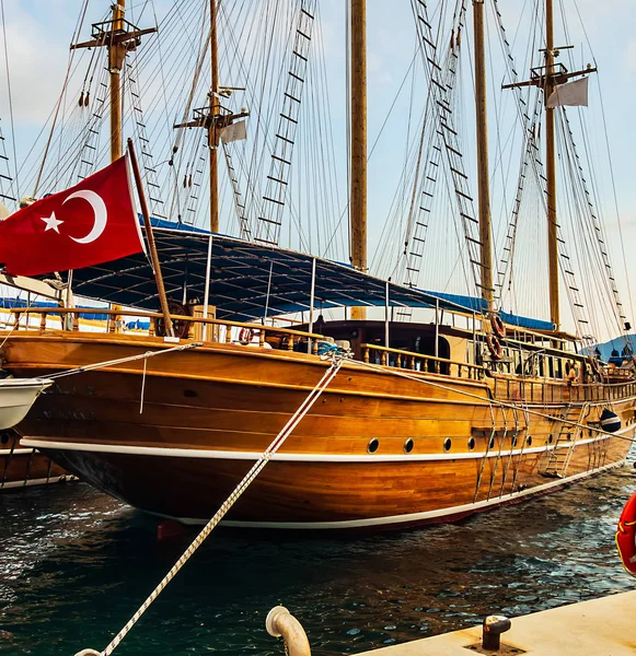 Holzkreuzfahrtschiff in der Nähe der Seebrücke türkische Küste. — Stockfoto