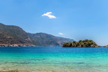 Kayalar tepeler dağlar ada deniz