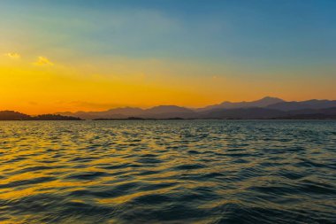 Güzel körfez dağ vadileri engin açık denizin üstünde