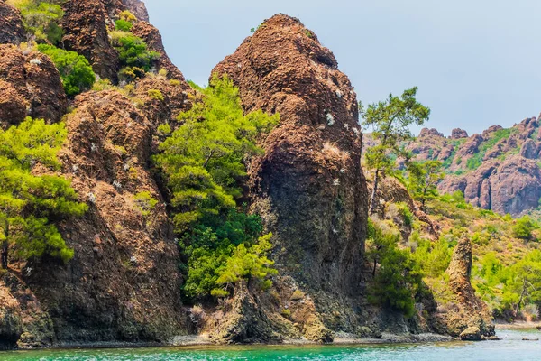 Zomer landschap groen eiland met heuvels — Stockfoto