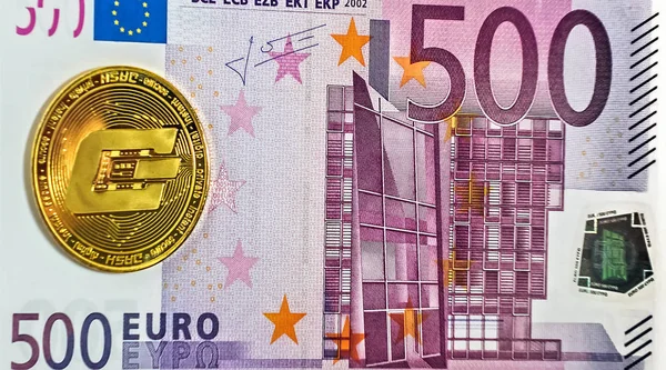 Gold Bitcoin Bindestrich Münze von 500-Euro-Banknote fünfhundert — Stockfoto