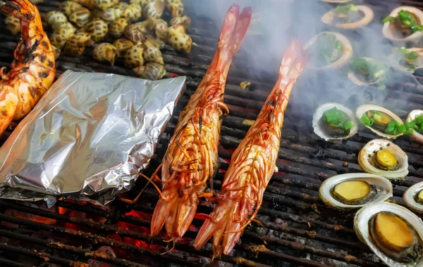 Prawn or tiger shrimp cooking flaming grill Food Background — Stock Photo, Image