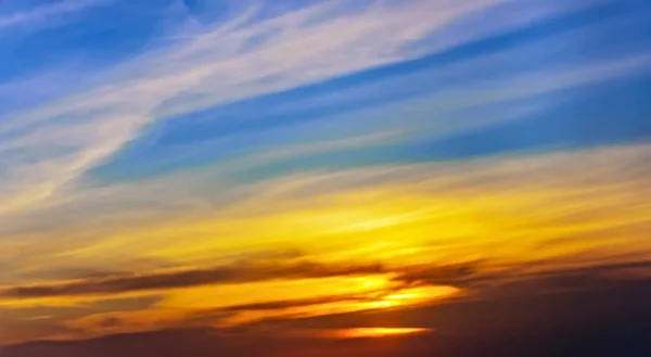 Kleurrijke zonsondergang hemel achtergrond op het uitzichtpunt — Stockfoto