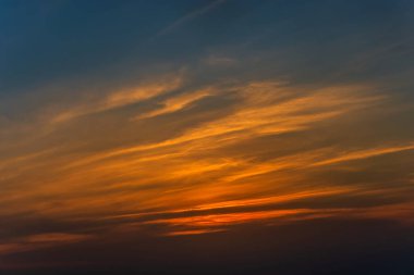 Güzel gün batımı gökyüzü tropikal bulutlar