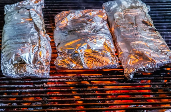 Grillowanie grill na folii aluminiowej — Zdjęcie stockowe