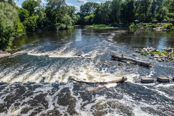 川に流れる水。水転換ダム — ストック写真