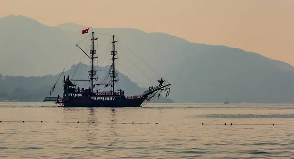 Kayalar tepeler ve dağlar yolcu gemisi Türk kıyıları. — Stok fotoğraf