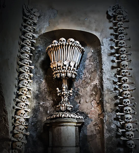Абстрактная концепция скелет могилы кости и черепа . — стоковое фото