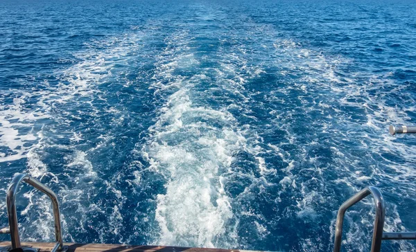 Rastros de espuma de mar del barco de crucero en aguas profundas salpicaduras — Foto de Stock