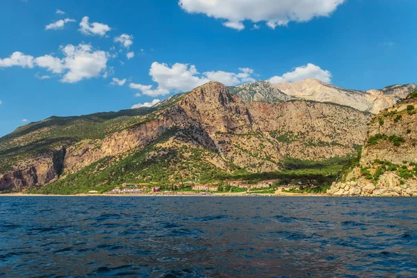 Скелі пагорби гори острів море — стокове фото