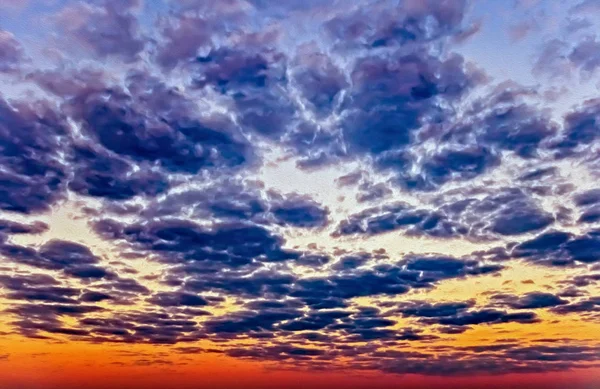 Flauschige Wolken vor blauem Himmel Hintergrund (Ölfarbe Filter) — Stockfoto