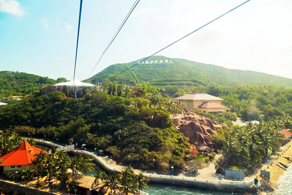 Torre de teleférico para via cabo Vinpearl Parque de diversões Ilha Nha T — Fotografia de Stock