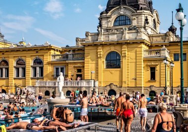 Barok tarzı mineral yayları Szechenyi Spa dünyaca ünlü termal