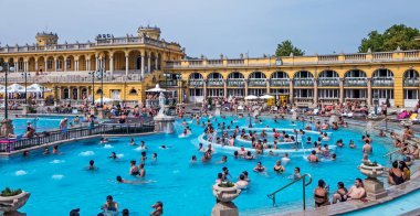 Budapeşte 'nin dünyaca ünlü termal kaplıcası, Szechenyi Hamamı. Hungar.