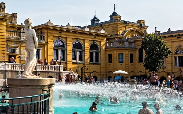 Molas minerais de estilo barroco Szechenyi Spa termal mundialmente famoso — Fotografia de Stock