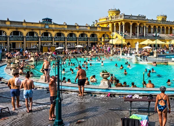 ブダペストのSechenyi熱浴。2019年8月24日 — ストック写真