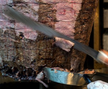 Donör kebabı dilimlemek ızgara ızgara et Shawarma kebap sandviçi servis etmek kebabı kesmek için hareket etmek