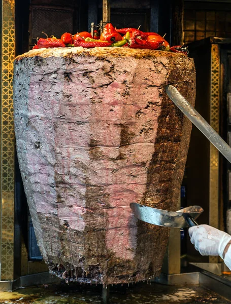 Krojenie Doner Kebab Grillowane Mięso Szaszłyki Serwowane Shawarma Kebab Kanapka — Zdjęcie stockowe