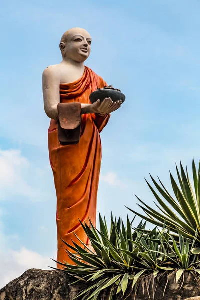 Monnik Boeddhist Wandelen Berg Sri Lanka — Stockfoto