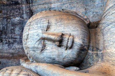 Budist kız Vihara Rock Tapınağı 'nda Buda heykeli kesimi mimarisi. Polonnaruwa, Sri Lanka 'da yaslanan Buda.