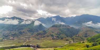 Pirinç tarlaları dağ çeltik manzaralı bulutlu köy Sapa, Lao Cai Eyaleti, Vietnam.