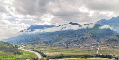 Vietnam dağlarındaki Sa Pa dağlık arazisindeki yeşil pirinç teraslarının manzarası.