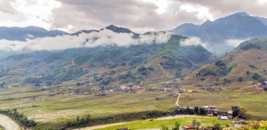 Vietnam dağlarındaki Sa Pa dağlık arazisindeki yeşil pirinç teraslarının manzarası.