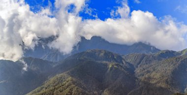manzara terasları yeşil çimenler mavi gökyüzü bulutu Sapa, Kuzey Vietnam.