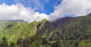 mavi gökyüzü bulutlu manzara arkaplanı