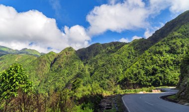 mavi gökyüzü bulutlu dağ manzarası arka planı