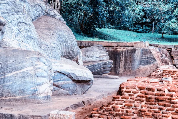 Buddha Položil Sochu Skalní Architektury Buddhistickém Gal Vihara Rock Temple — Stock fotografie