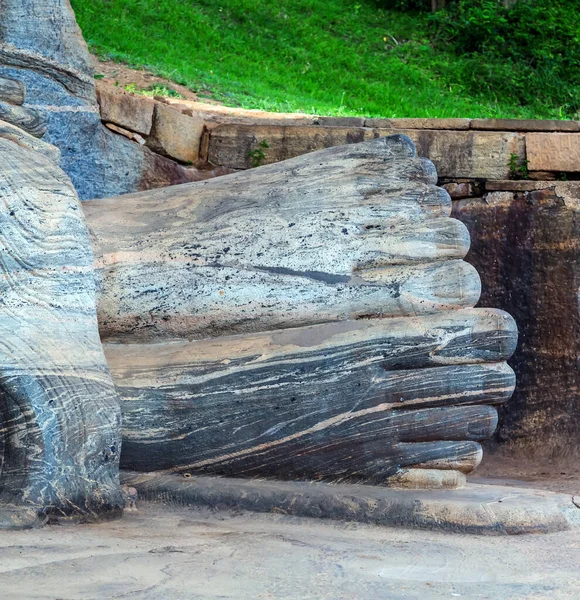 脚表示佛陀的形象已经达到了视界 佛像石刻建筑位于佛寺Gal Vihara石寺 在斯里兰卡Polonnaruwa静坐的佛像 — 图库照片