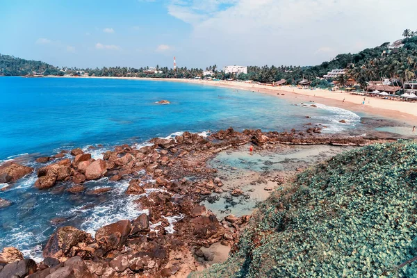 Parrot Rock Con Olas Playa Arena Mirissa Sri Lanka — Foto de Stock