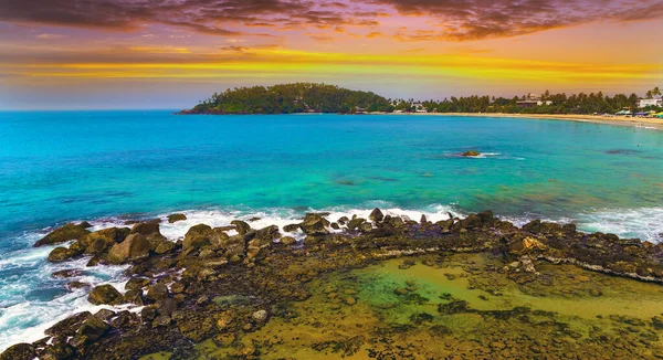 Aproveite Espetacular Sunsets Parrot Rock Com Ondas Praia Areia Mirissa — Fotografia de Stock