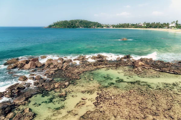 Peisaj Tropical Coasta Frumoasa Plaja Mare Fundal Apă Oceanică Plaja — Fotografie, imagine de stoc