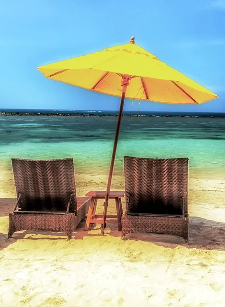 Duas Cadeiras Salão Vazias Guarda Chuva Amarelo Praia Areia Branca — Fotografia de Stock