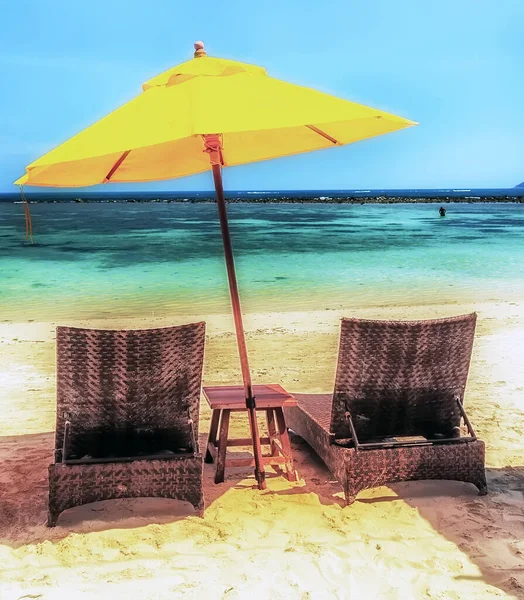 Duas Cadeiras Espreguiçadeira Guarda Chuva Amarelo Praia Areia Branca — Fotografia de Stock