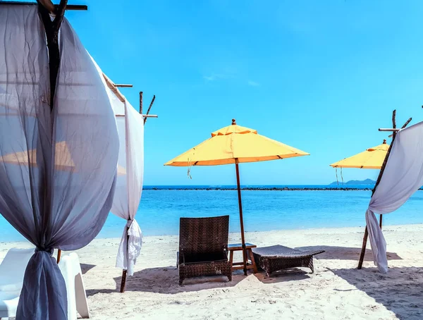 Deux Chaises Longues Vides Parapluie Jaune Sur Plage Sable Blanc — Photo